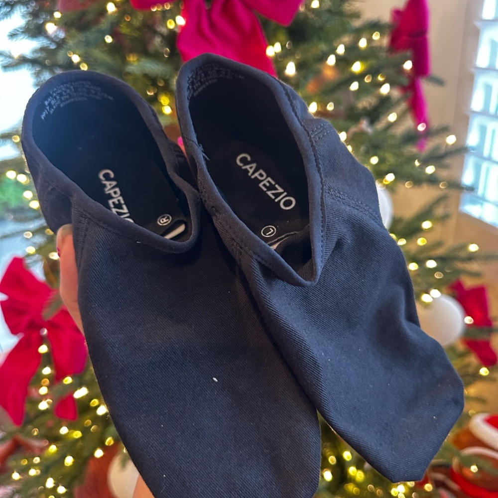 Capezio EOS black fabric jazz shoes 8 9.5 new in box slip on